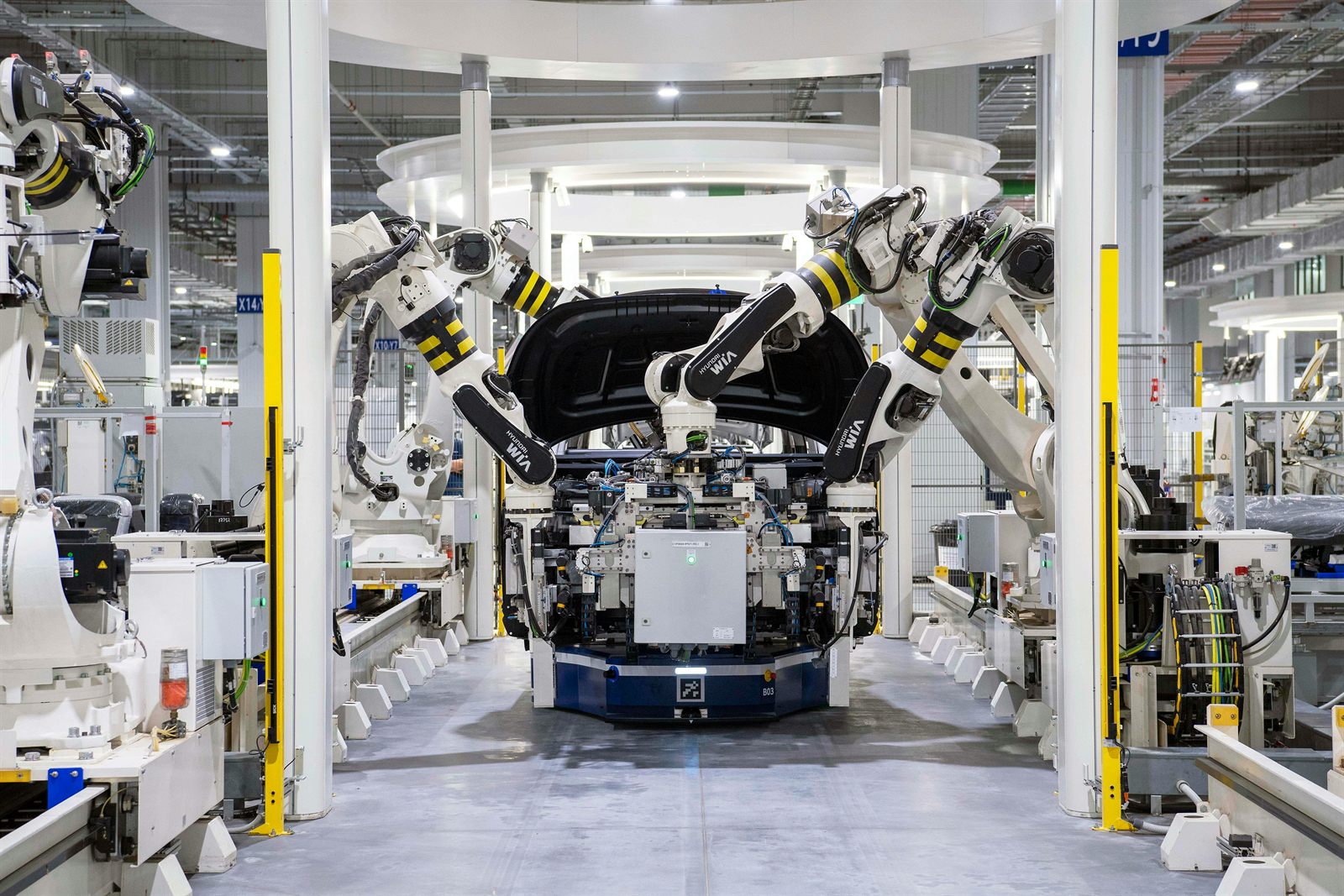 Automotive assembly line with robotic manufacturing equipment